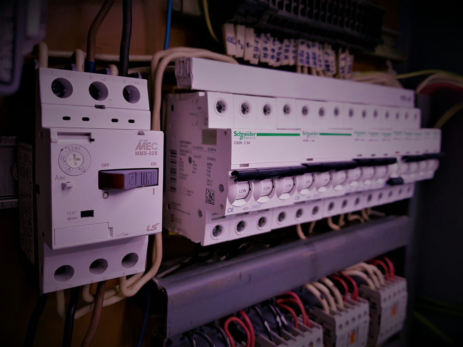 Electrical work in Apo